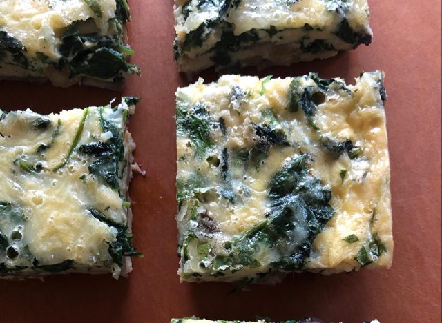 chou frisé aux champignons et oignons caramélisés casserole de petit-déjeuner céto