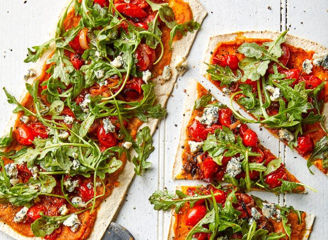 pains plats à la citrouille et à la roquette