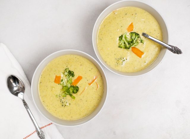 Bols de soupe au cheddar et au brocoli copieur