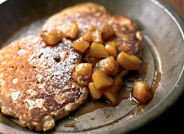 Pancakes à l'avoine avec pommes à la cannelle