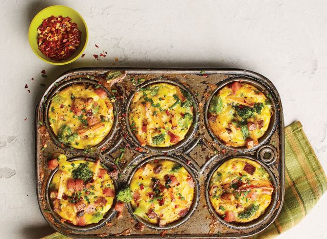 quiches au gouda fumé et jambon sur moule à muffins avec torchon et piments séchés