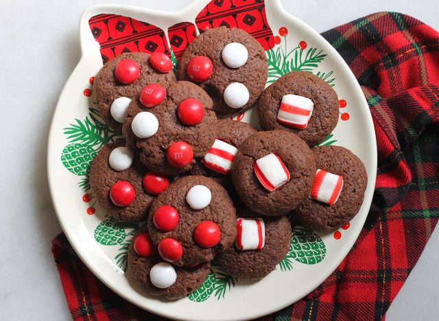 Biscuits au chocolat à la menthe poivrée sur une assiette de vacances