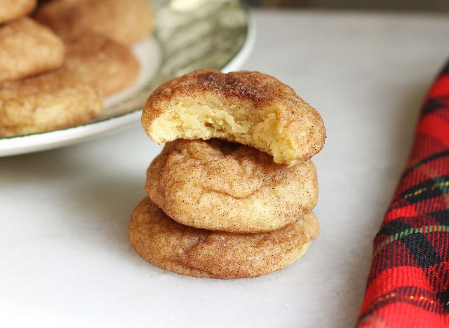 biscuits snickerdoodle dans une pile avec une bouchée dans un cookie