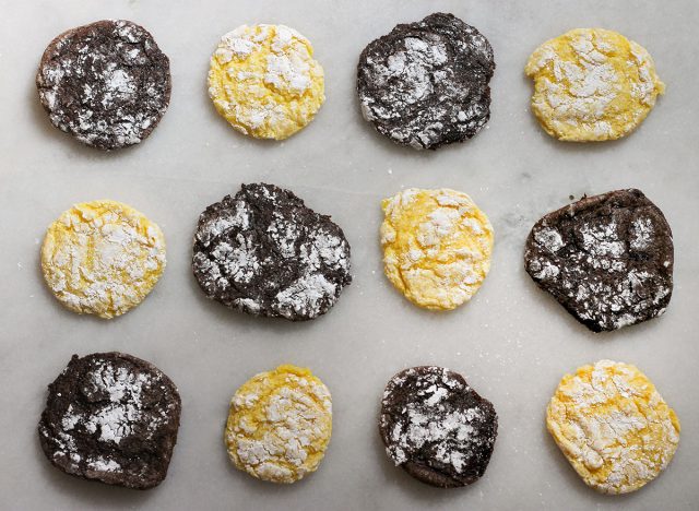 Biscuits au chocolat et au citron finis sur un comptoir en marbre