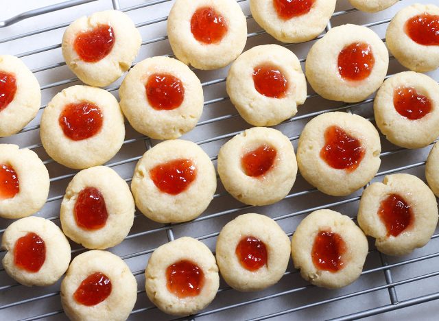 Jelly Thumbprint Cookies sur une grille de refroidissement