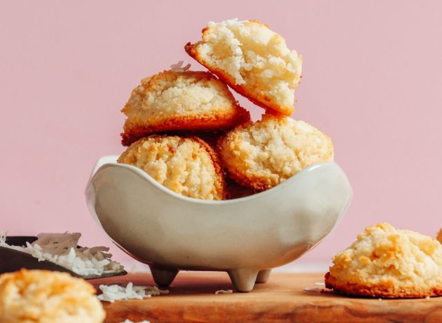 Biscuits boule de neige végétaliens à la noix de coco 1 bol