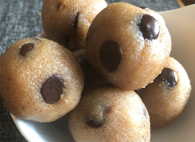 Boules de pâte à biscuits sans cuisson Keto