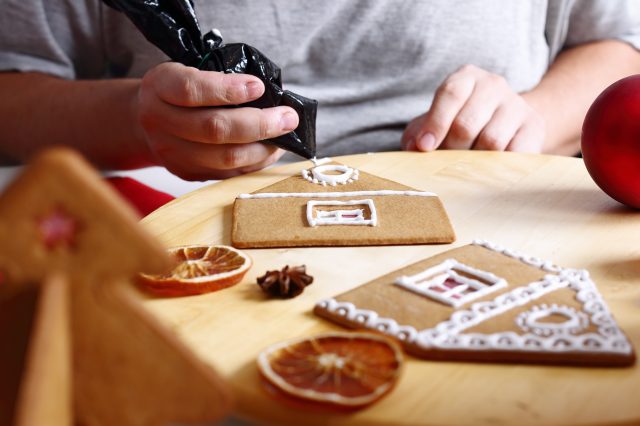 décorer les murs d'une maison en pain d'épice de Noël