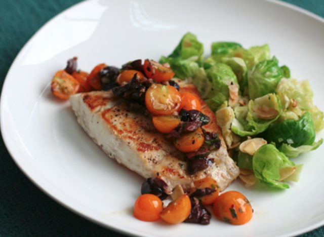 poisson sauté épicé aux olives et tomates cerises