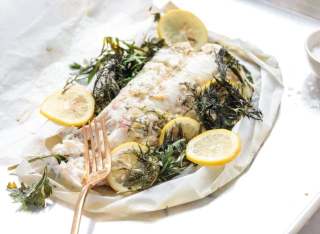 poisson en papillote aux herbes fraîches et citron