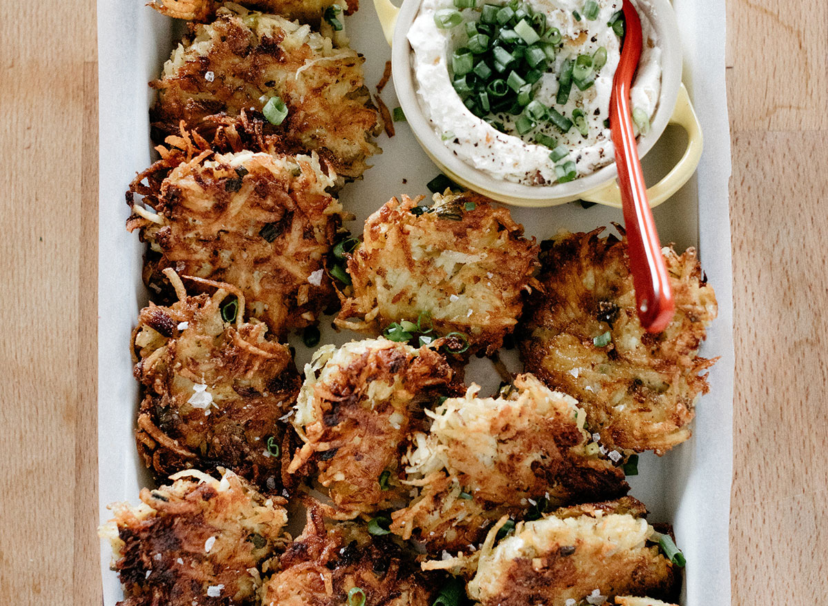 latkes à l'ail et à la crème sure