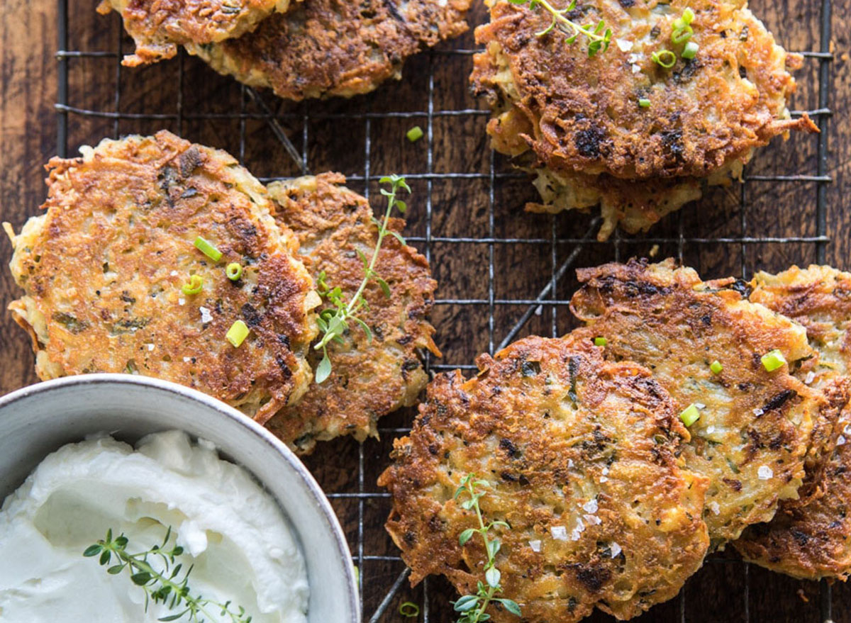 Cheddar Latkes aux fines herbes