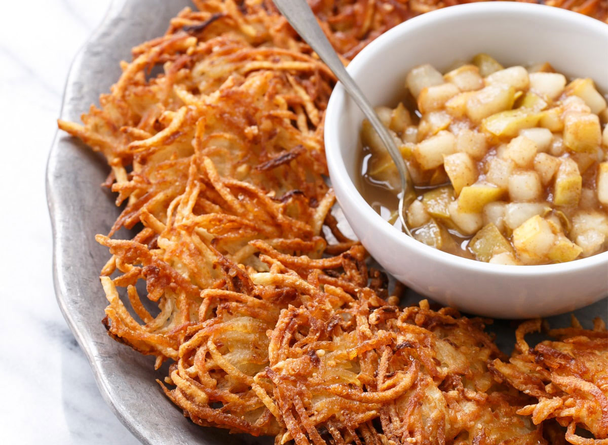 latkes de pommes de terre croustillantes à la compote de poire épicée