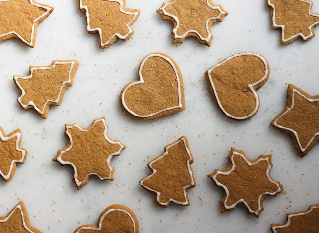 Biscuits de pain d'épice finis sur un comptoir en marbre