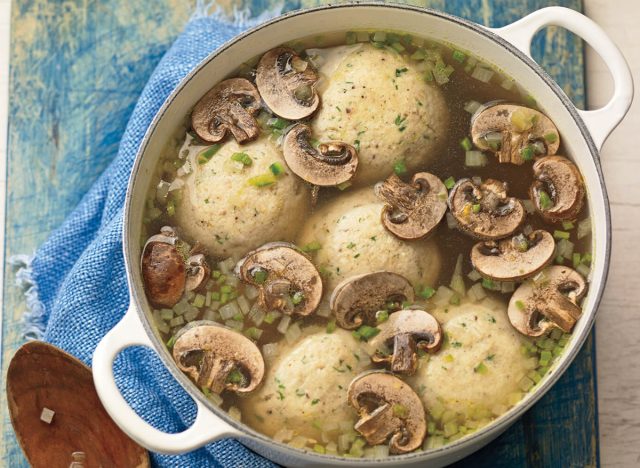 soupe aux boulettes de matzo aux jalapeños et aux champignons
