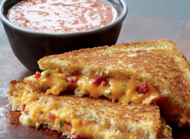 Grilled cheese végétarien et soupe de tomates