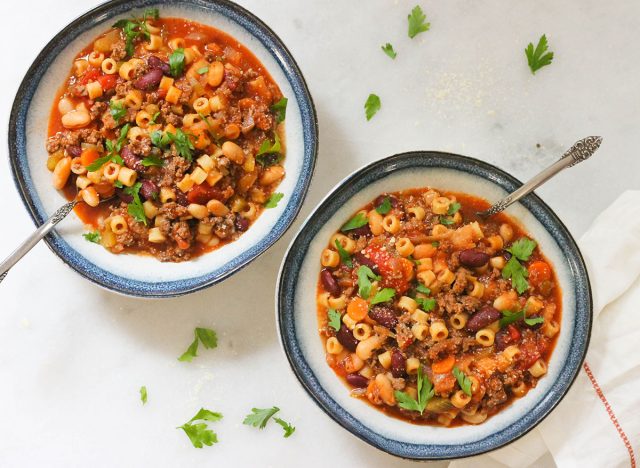 Deux bols de pâtes fagioli Olive Garden copycat avec persil et parmesan