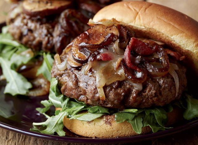 Burger suisse sain avec du vin rouge et des champignons