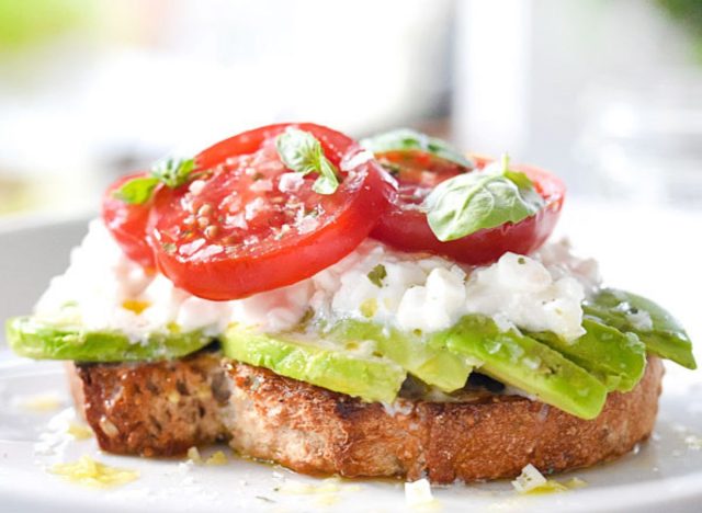 toast à l'avocat caprese