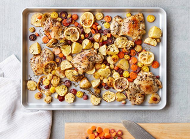 plaque de poulet au citron avec pommes de terre et carottes