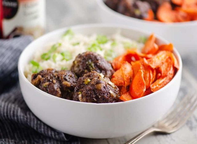 bol de boulettes de viande hoisin glacé