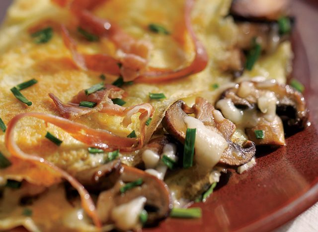 Omelette croustillante au jambon, fromage et champignons