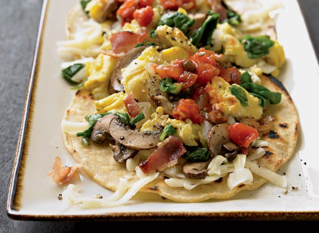 Tacos du petit-déjeuner au bacon et aux épinards