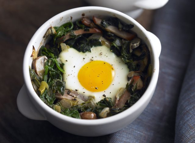 Œufs cuits au four avec champignons et épinards