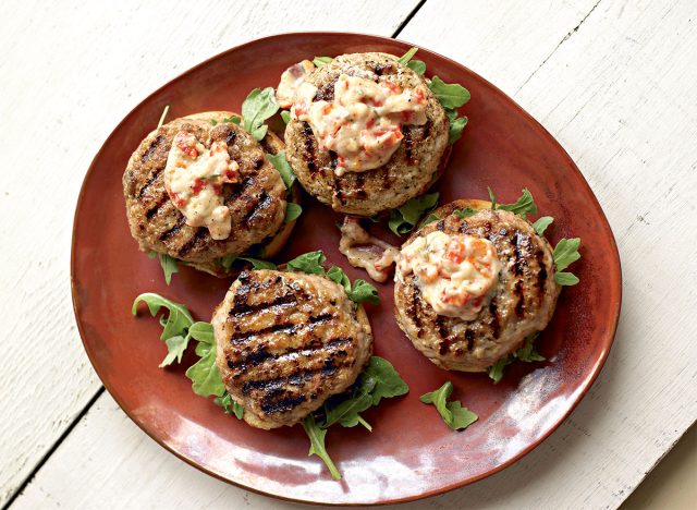 Burger de poulet à l'olia de tomates séchées