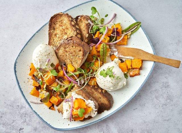 plateau de burrata pour le petit-déjeuner avec courge musquée et pain de grains entiers