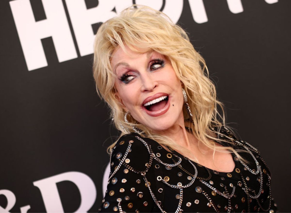 Dolly Parton est sur TikTok et ses vidéos culinaires sont de l'or pur