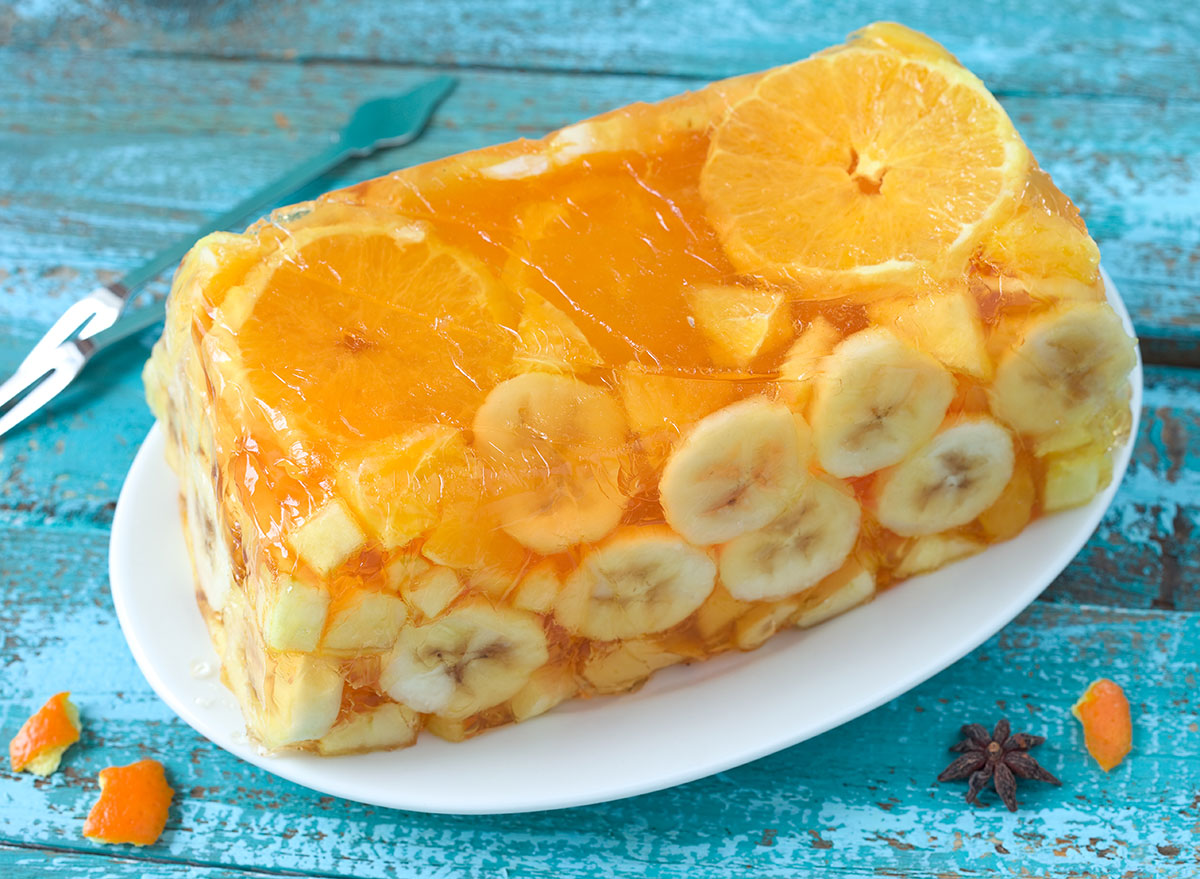 Gâteau aux fruits Jello avec banane et orange