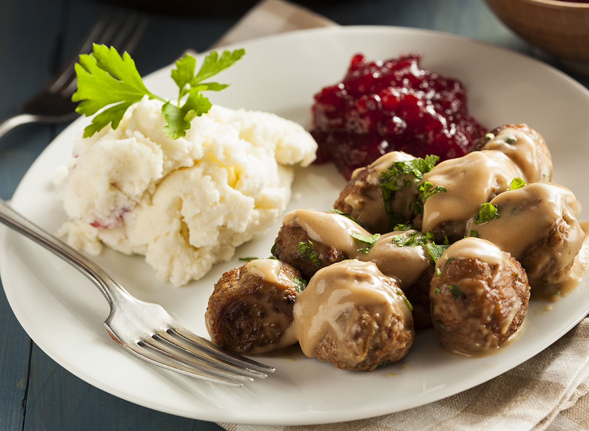 Boulettes de viande suédoises avec confiture et purée de pommes de terre