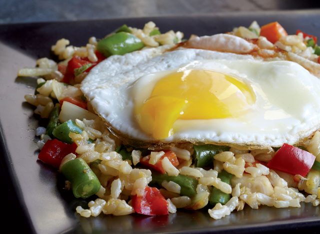 Riz frit végétarien avec un œuf au plat