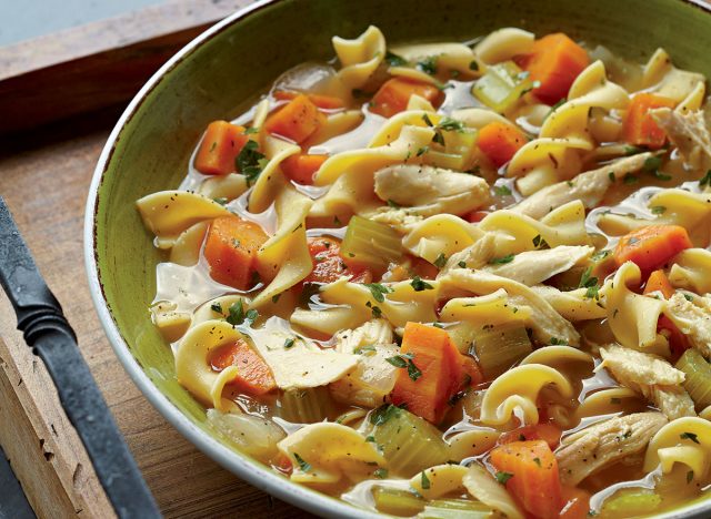 Soupe au poulet et aux nouilles de maman en bonne santé