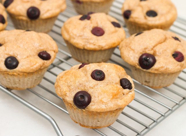 muffins protéinés sur une grille de refroidissement