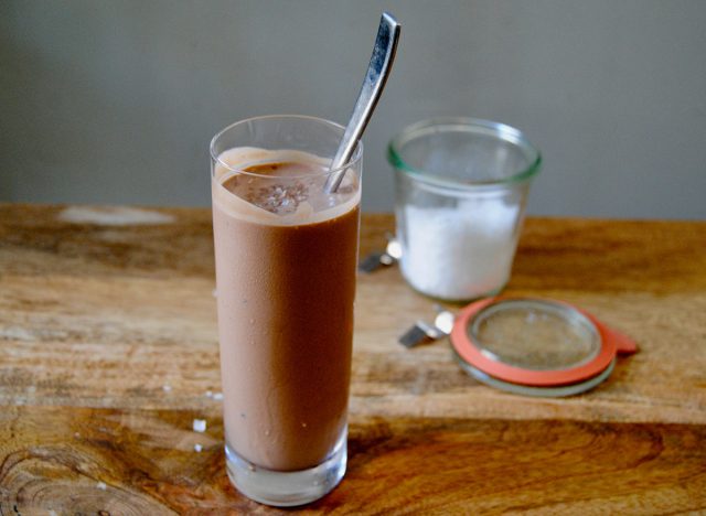 shake au chocolat paléo tahini en verre avec cuillère