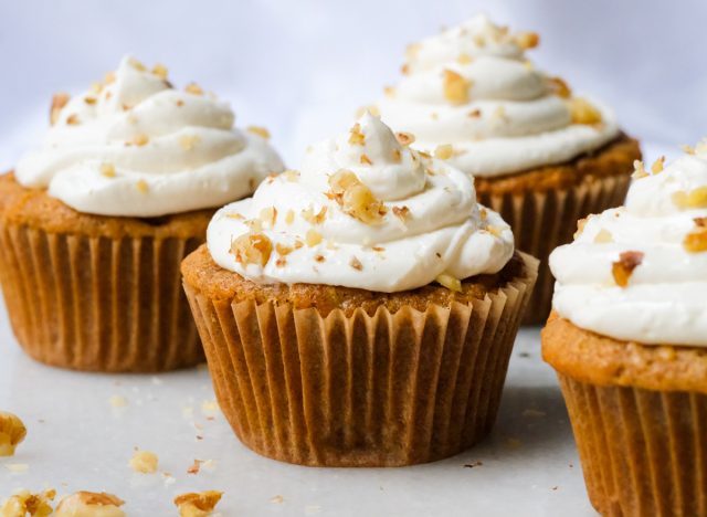 cupcakes aux carottes avec glaçage au fromage à la crème et noix hachées