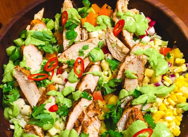 Salade d'été au poulet avec basilic et vinaigre balsamique