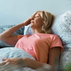 Les bouffées de chaleur et les sueurs nocturnes peuvent être liées au risque d’Alzheimer