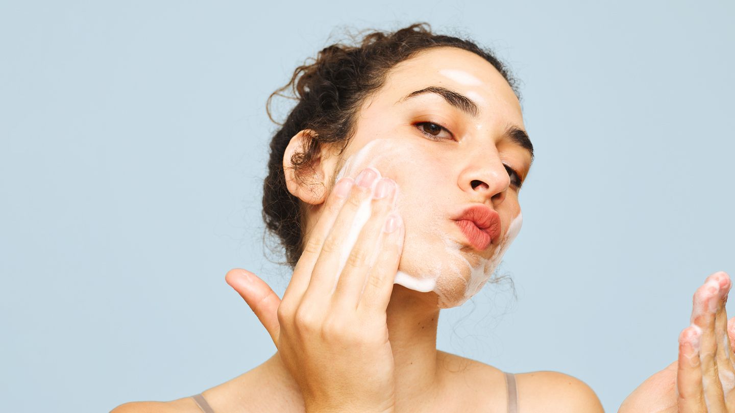 L’importance de se démaquiller avant de se coucher pour une peau saine