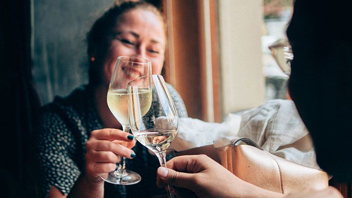 6 façons de profiter du Happy Hour lorsque vous souffrez de rosacée