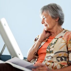 La luminothérapie pour la maladie d’Alzheimer est prometteuse pour les problèmes de sommeil et de comportement