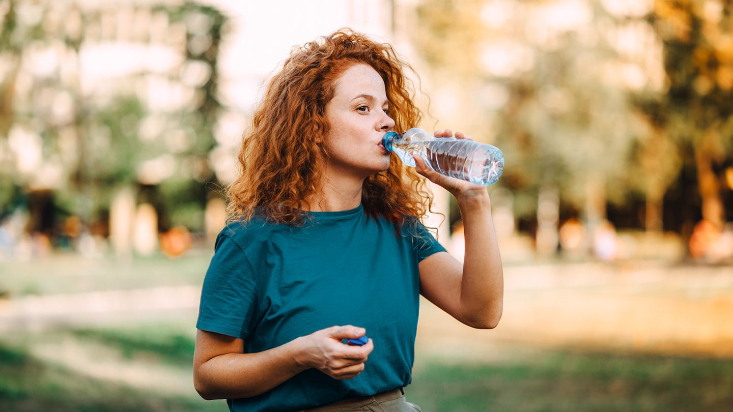Boire de l’eau provenant de bouteilles en plastique peut entraîner une exposition nocive à des particules microplastiques