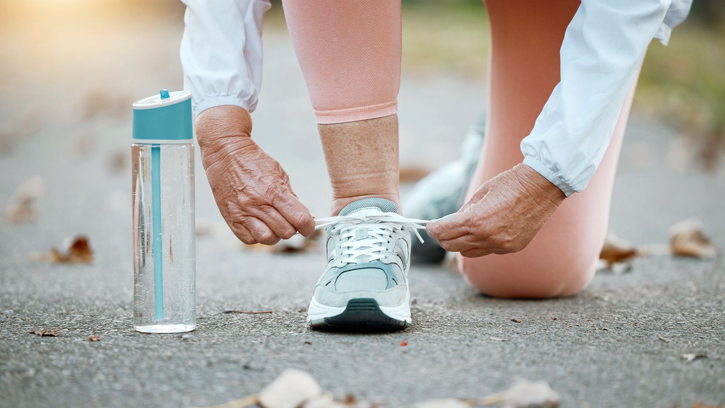 Des marches rapides régulières et d'autres exercices peuvent aider à prévenir les chutes chez les femmes âgées