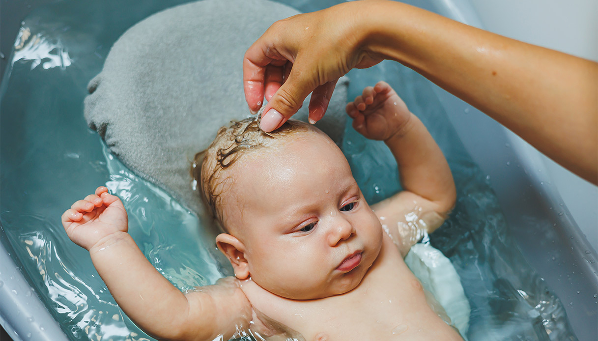 Bébés, que faire dans les premiers "bains" et comment prévenir la dermatite