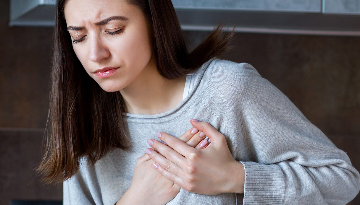 Fumée, parce que le risque de crise cardiaque augmente en particulier chez les femmes et les jeunes