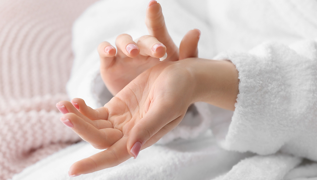 Les mains des mains, comme la garder jeune et la protéger de la chaleur, du froid et des allergies