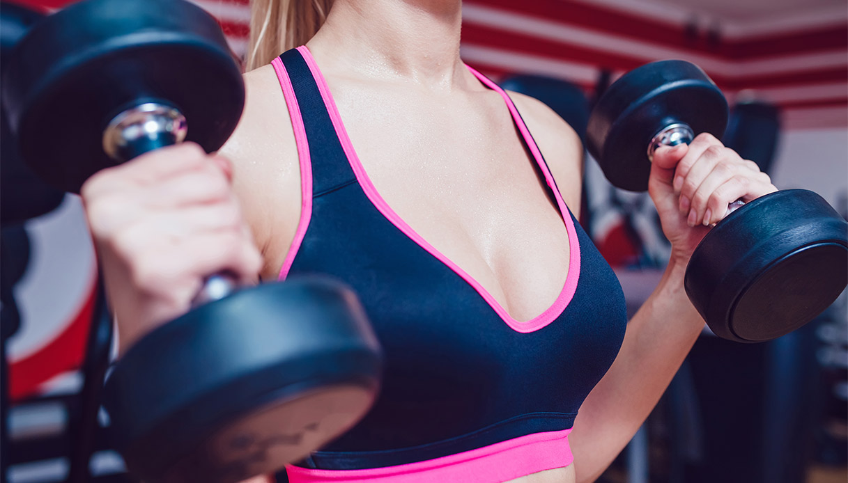 Portez-vous souvent du soutien-gorge pour le sport? Attirez (plus) l'attention à la colonne vertébrale