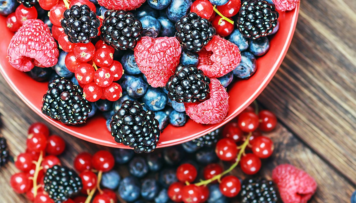 Régime riche en flavonoïdes avec du thé noir, des pommes et des baies: pour mieux vieillir